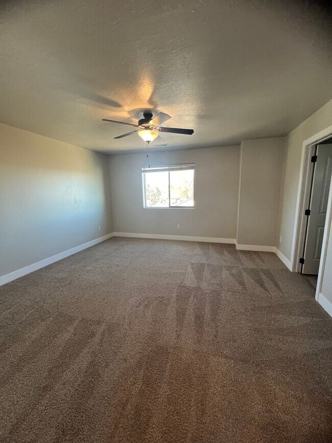 Building Photo - Located in Meadow Crest- 3 bedrooms 3 baths- 1/2 Off first month