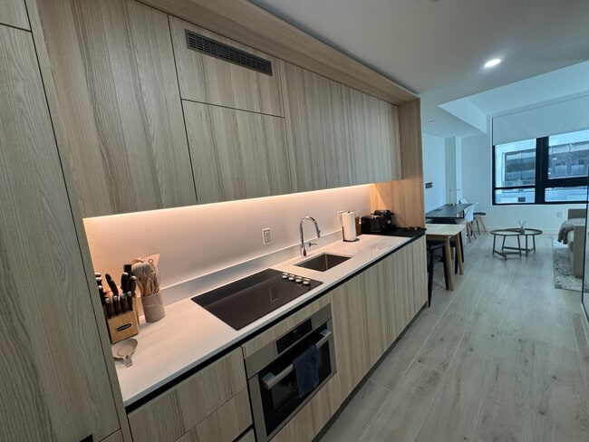 Building Photo - 225 N Miami Ave