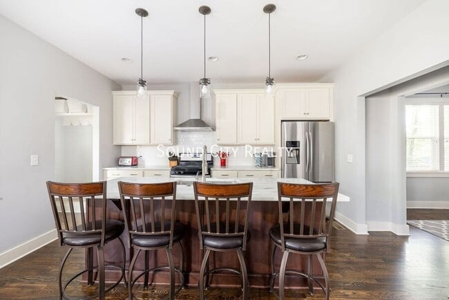 Building Photo - 606B Eastboro Dr