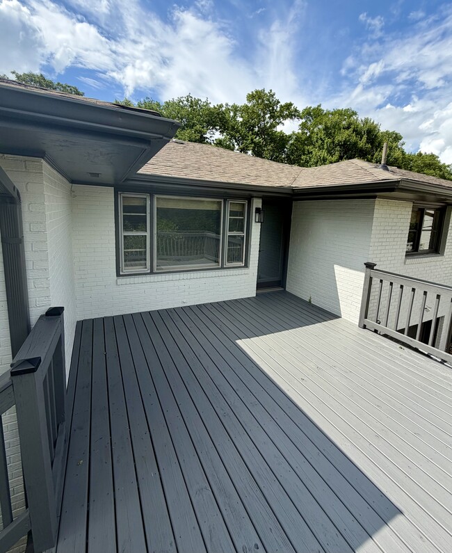 Building Photo - 867 Shades Crest Rd