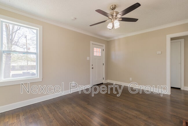 Building Photo - 1055 University St