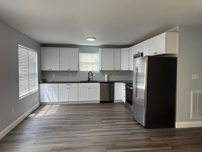 Building Photo - 2549 Keith Ave