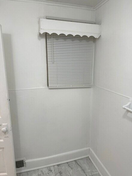 Building Photo - 526-14-1/2 S 14 1/2 St