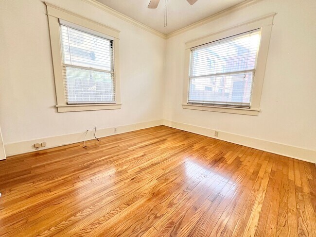 Building Photo - Lower Level 1 Bedroom with Den/Office in Alamitos Beach Apartment