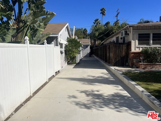 Building Photo - 4846 Topanga Canyon Blvd