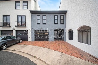 Building Photo - 2045 N Abingdon St