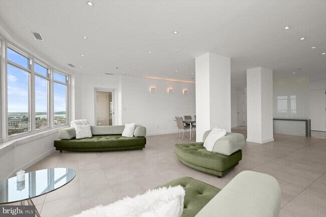 Building Photo - 100 Harborview Dr