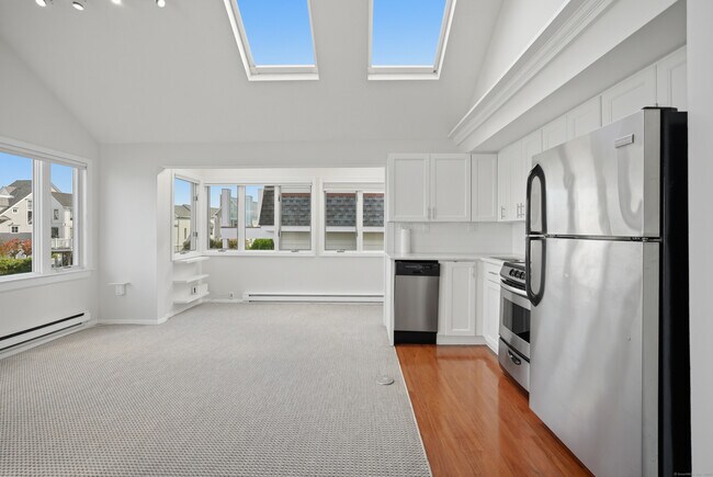 Building Photo - 205 Hillspoint Rd