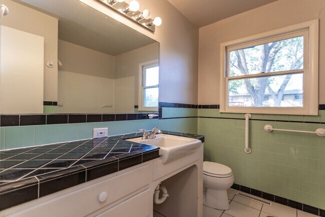 Building Photo - Charming Ranch Style Home in D12!