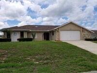 Building Photo - 2 Bedroom 2 bathroom home for Rent in Weeki Wachee FL!