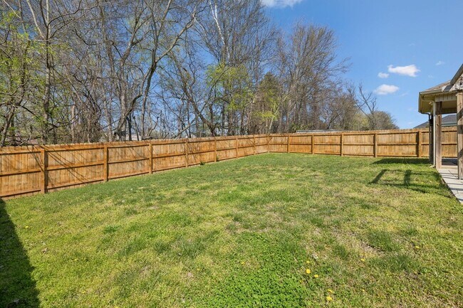 Building Photo - 833 Lutz Ln