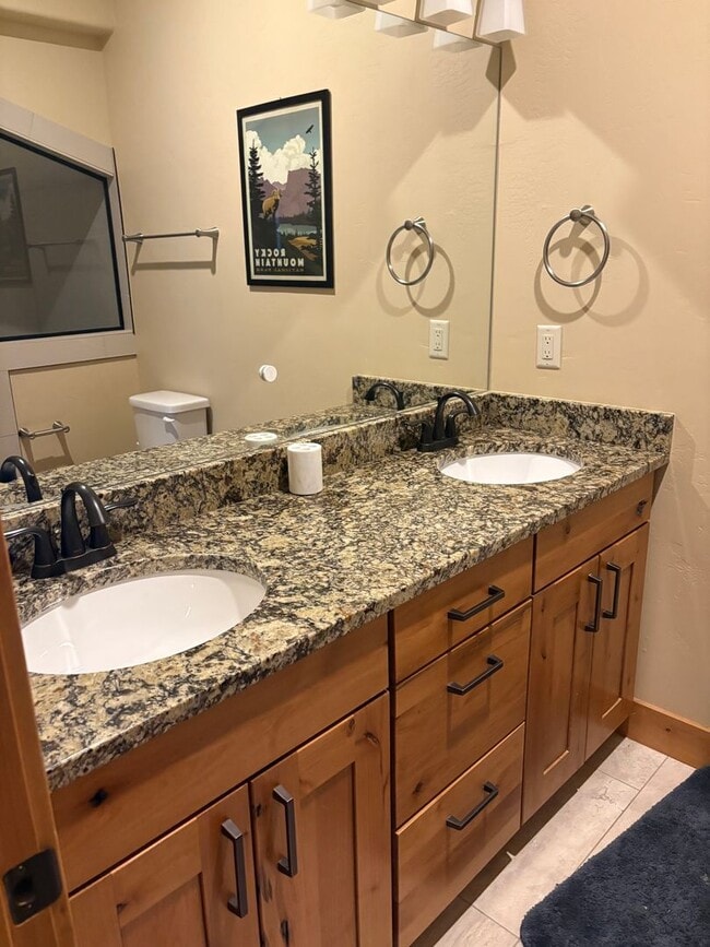 Building Photo - Beautiful Furnished Townhome with infared ...