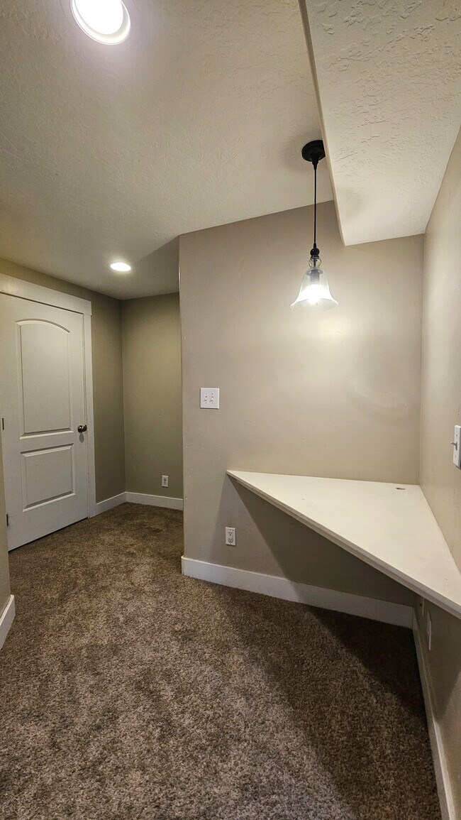 Building Photo - 2718 N Elm Dr