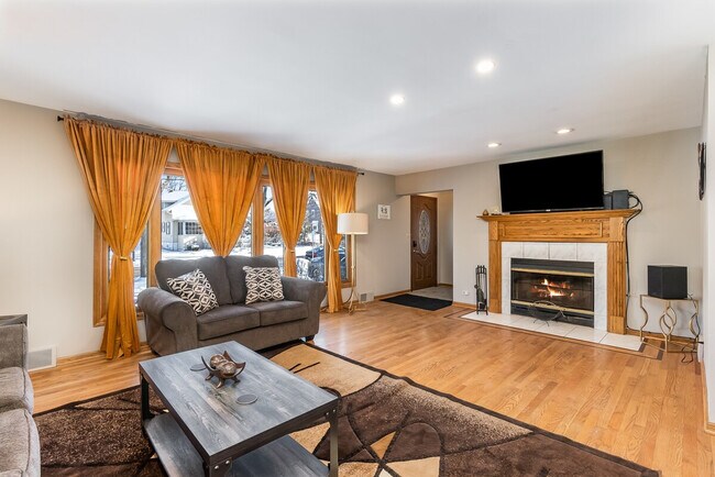 Building Photo - 336 N Walnut St