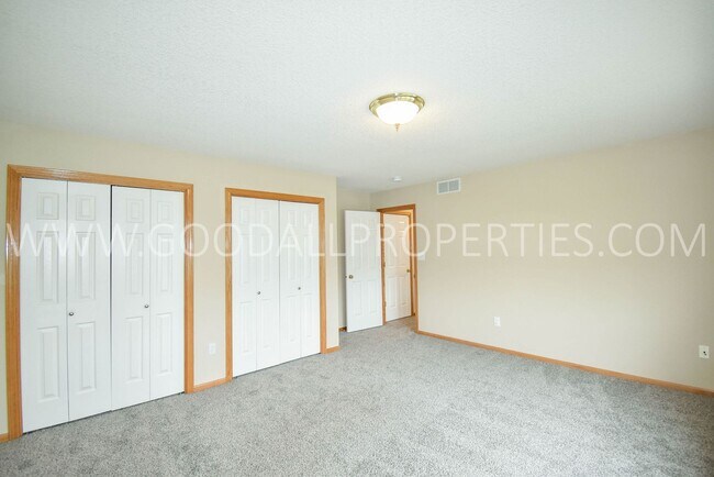 Building Photo - 4 Bedroom 2.5 Bathroom home in Urbandale