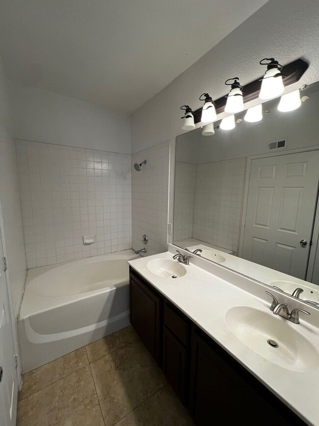 Building Photo - Great 3 bedroom condo Summerlin Pkwy/Buffalo 1700/mo