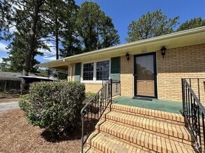 Building Photo - 203 Oak Leaf Dr