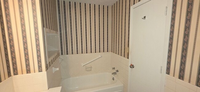 Building Photo - 3 Bedrooms! 2 bathrooms! Fenced yard, $1,495! Exceptional Location!!