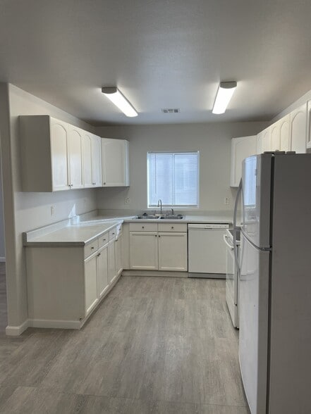 Building Photo - 10571 W Carousel Dr