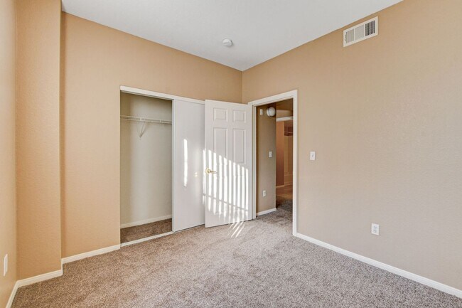 Building Photo - LOCATION! LOCATION! LOCATION! Move-in read...