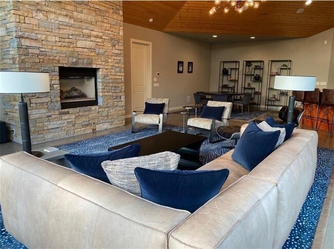 Building Photo - 17 W Augusta Ct