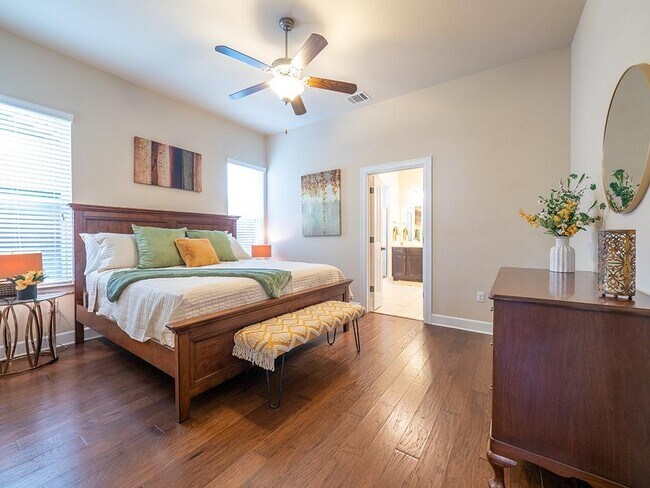 Building Photo - 5605 Roosevelt Ave