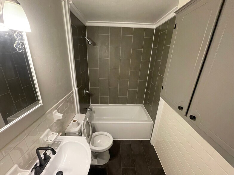 Building Photo - 1702 Bunch St