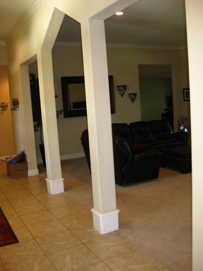 Building Photo - 2500 Sq Ft in Great Neighborhood Near Schools and Bidwell Park!