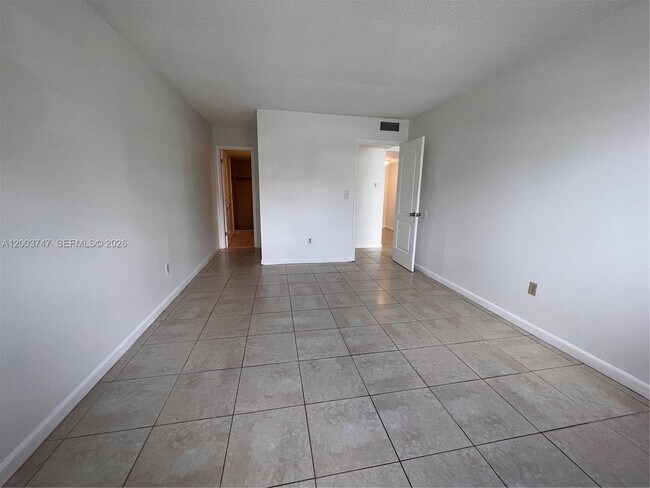 Building Photo - 15221 NE 6th Ave