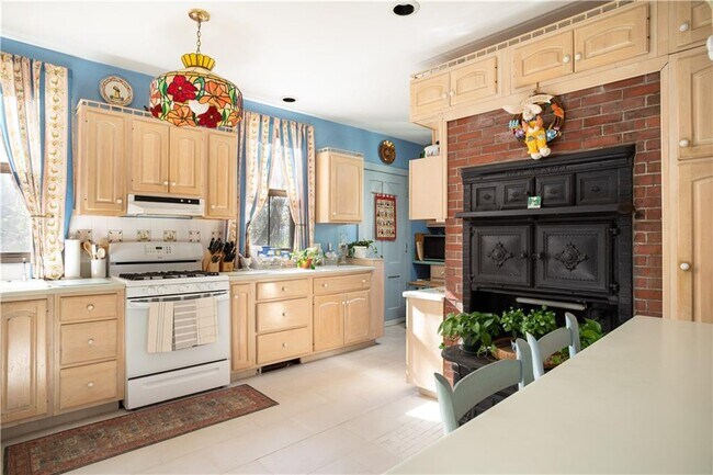 Building Photo - 138 Elm Dr