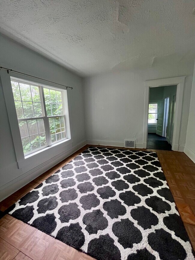 Building Photo - Newly Renovated Single Family Home!