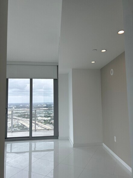 Building Photo - 851 NE 1st Ave