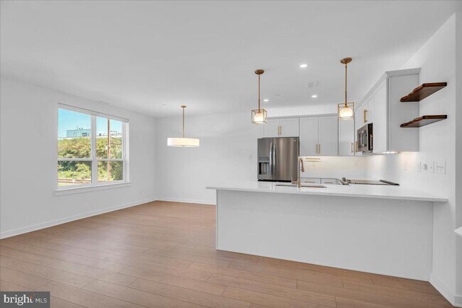 Building Photo - 904 Riverplace Dr