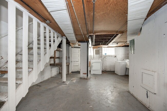 Building Photo - 3300 Dellwood Rd
