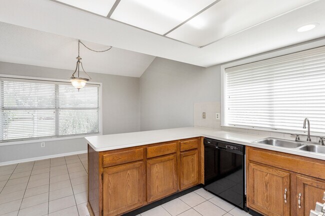 Building Photo - 2015 Braesmeadow Ln