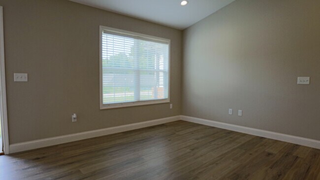 Building Photo - 249 Oak Grove Cir