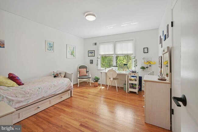 Building Photo - 4208 Maple Terrace