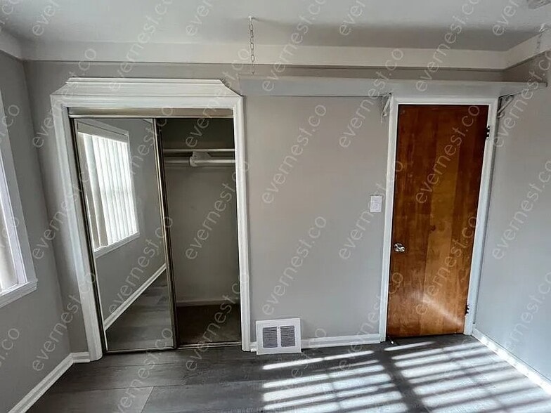 Building Photo - 14805 Russell Ave