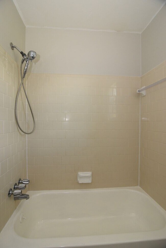 Building Photo - Renovated 3 Bed/2 Bath w/ Large Fenced Back Yard