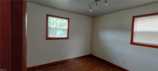 Building Photo - 216 Lindsey Ave