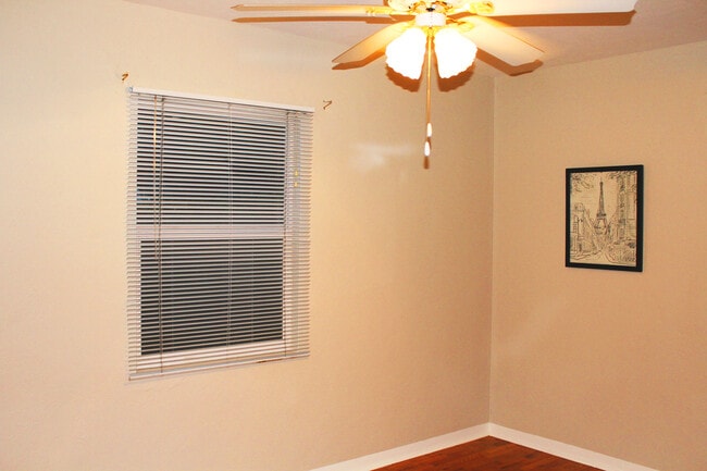 Building Photo - 921 N Halagueno St