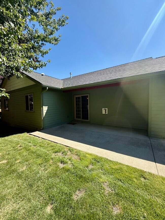 Building Photo - Charming 3 Bedroom Single-Level Home in Ba...
