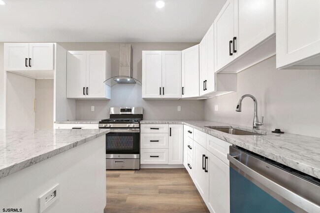 Building Photo - 447 Redwood Ave