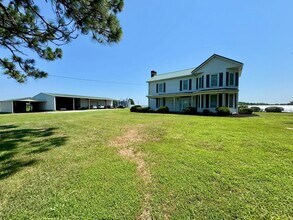 Building Photo - Country Living