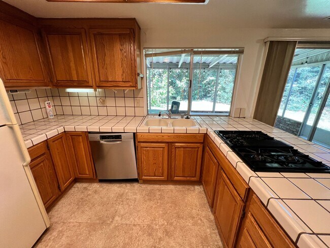 Building Photo - Spacious Home in Wonderful Davis Neighborhood!