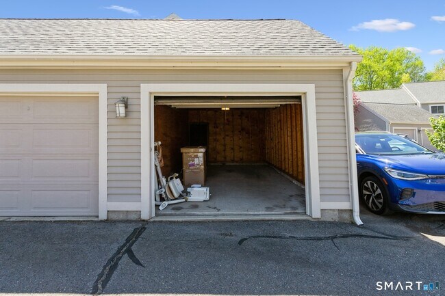 Building Photo - 33 Strathmore Ln
