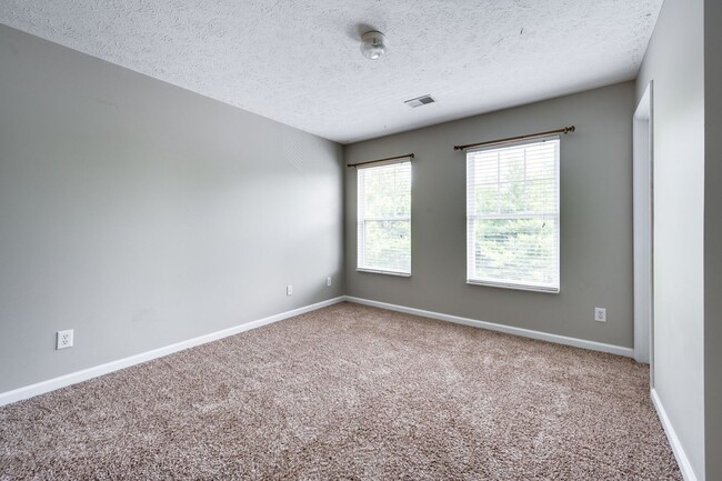 Building Photo - Renovated Townhome in Convenient Nashville...