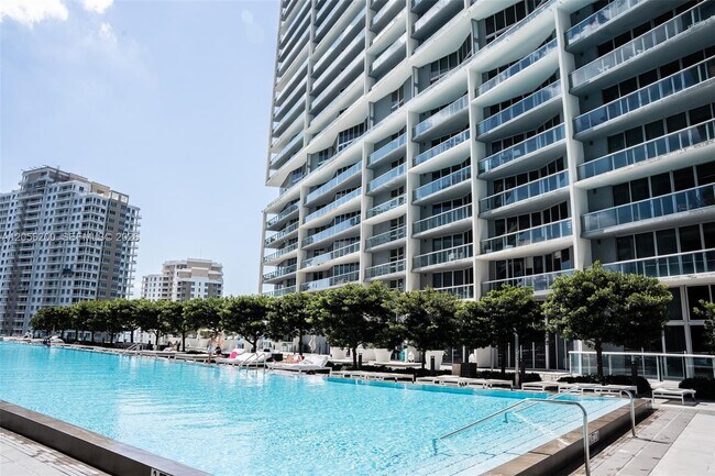 Building Photo - 495 Brickell Ave