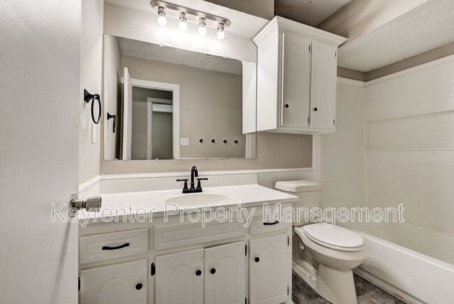 Building Photo - 1120 Kings Ct