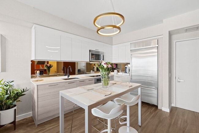 Building Photo - 1300 Brickell Bay Dr
